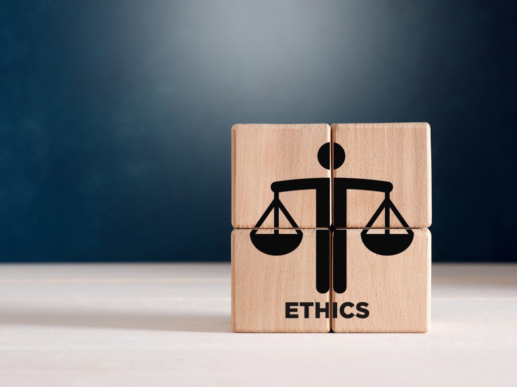 cubo di legno con simbolo di etica, concetto di etica di impresa
